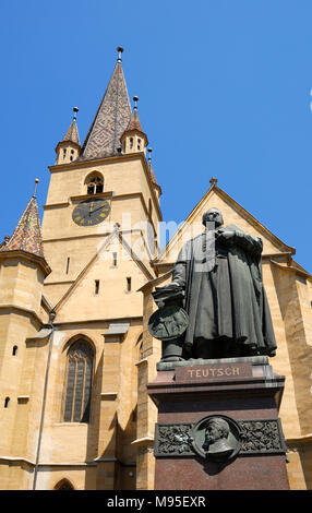 Sibiu, Siebenbürgen, Rumänien. Lutherische Kathedrale der Heiligen Maria/Evangelische Kirche (1300-1520; Gothic) in Piata Huet (Quadrat) Denkmal für Georg Danie Stockfoto