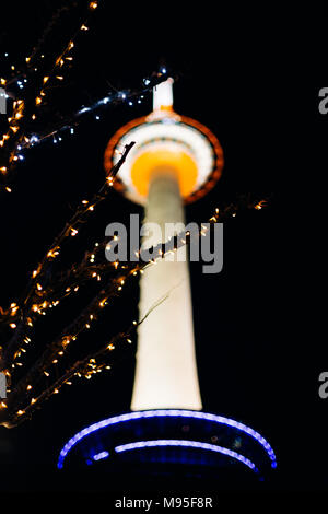 Kyoto Tower in Japan (auf Licht Dekoration fokussiert) Stockfoto