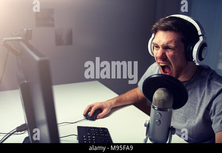 Mann im Kopfhörer Videospiel Computer zu Hause Stockfoto