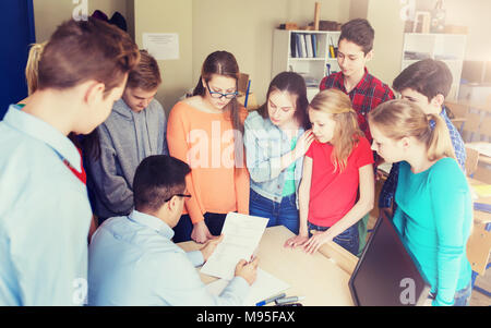 Gruppe von Schülern und Lehrer mit Prüfungen in der Schule Stockfoto