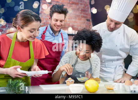 Glückliche Freunde und Chef-Koch Küche Backen Stockfoto