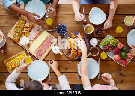 Gruppe von Personen mit Frühstück in der Tabelle Stockfoto