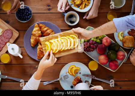 Gruppe von Personen mit Frühstück in der Tabelle Stockfoto