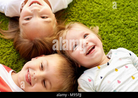 Gerne kleine Kinder liegen auf dem Boden oder Teppich Stockfoto