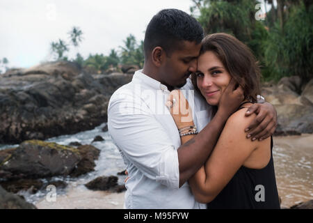 Outdoor Portrait von romantische junge Paar in der Sandstrand. Konzept der Hochzeitsreise und wahre Liebe Stockfoto