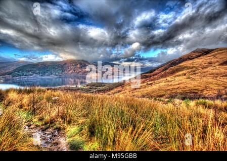 Bereich von Loch Lomond, Schottland. Künstlerische Ansicht von den Hängen des Ben Lomond Blick über Loch Lomond, auf dem westlichen Ufer des Loch. Stockfoto