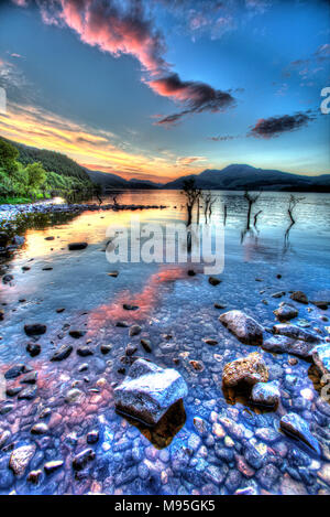 Loch Lomond, Schottland. Künstlerische Sonnenuntergang an den Ufern des Loch Lomond, mit Ben Lomond im Hintergrund. Stockfoto