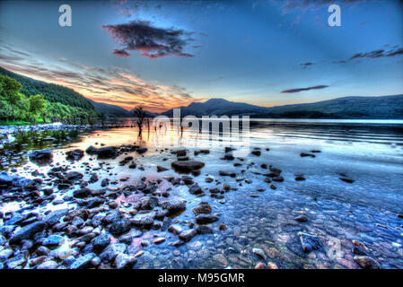 Loch Lomond, Schottland. Künstlerische Sonnenuntergang an den Ufern des Loch Lomond, mit Ben Lomond im Hintergrund. Stockfoto