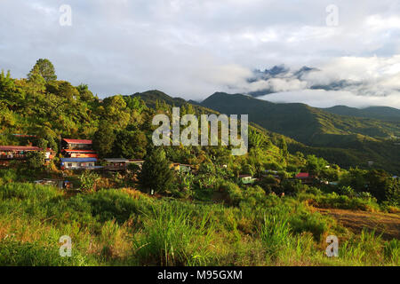 Mount Kinabalu bei Sonnenaufgang. Kinabalu ist der höchste Gipfel in Borneo der Crocker Range und ist der höchste Berg im Malaiischen Archipel Stockfoto