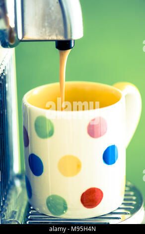 Kaffeemaschine brauen einen italienischen Espresso Kaffee Stockfoto