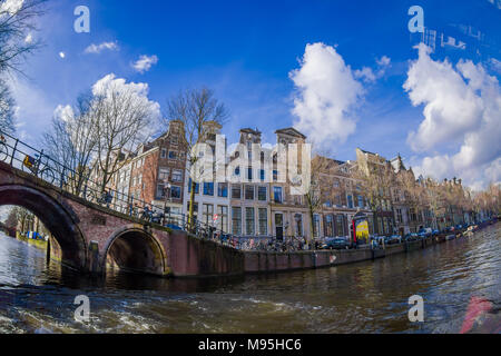 AMSTERDAM, NIEDERLANDE, MÄRZ, 10 2018: Schöne im Blick Amsterdamer Grachten mit Brücke und typisch holländischen Häusern. Holland Stockfoto