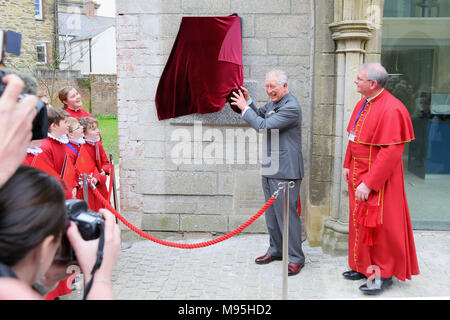 Der Prinz von Wales stellt eine Plakette seinen Besuch in der Alten Schule an der Kathedrale von Truro Cathedral in Cornwall, wo er Gemeinschaft Gruppen und Unternehmen die Nutzung der neu renovierten Alten Kathedrale Schule zu gedenken. Stockfoto