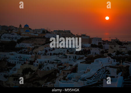 Eine orange Himmel die Sonne über der Vulkaninsel Santorini, Griechenland Stockfoto