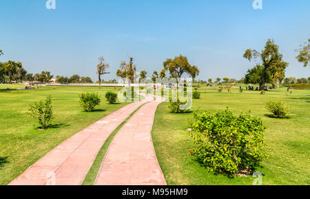 Park bei Rani Ki Vav, ein aufwendig konstruierte stepwell in Patan. Weltkulturerbe der UNESCO in Gujarat, Indien. Stockfoto