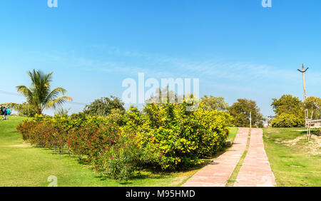 Park bei Rani Ki Vav, ein aufwendig konstruierte stepwell in Patan. Weltkulturerbe der UNESCO in Gujarat, Indien. Stockfoto