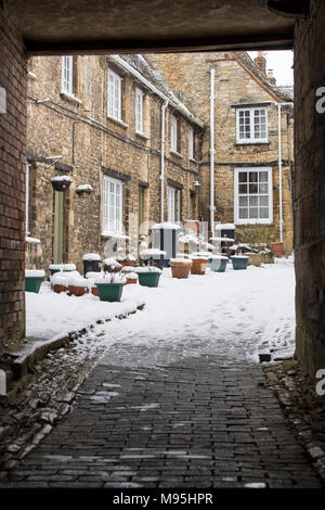 Cotswold Cottage in der High Street in Burford im Winter Schnee. Burford, Cotswolds, Oxfordshire, England Stockfoto