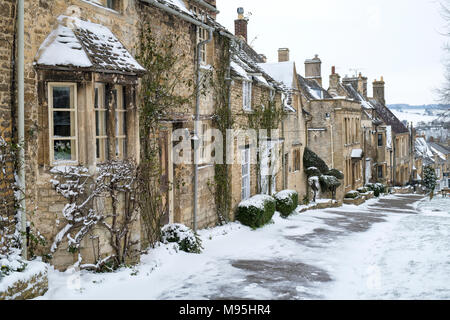 Cotswold Häuschen auf dem Hügel in Burford im Winter Schnee. Burford, Cotswolds, Oxfordshire, England Stockfoto