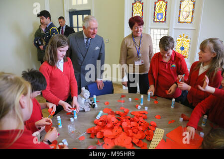 Der Prinz von Wales trifft sich Mitarbeiter und Kinder von Coads Grün Grundschule, bei einem Besuch in der Kathedrale von Truro in Cornwall, für kommunale Gruppen und Unternehmen die Nutzung der neu renovierten Alten Kathedrale Schule erfüllen. Stockfoto