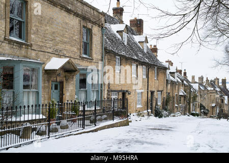 Cotswold Häuschen auf dem Hügel in Burford im Winter Schnee. Burford, Cotswolds, Oxfordshire, England Stockfoto