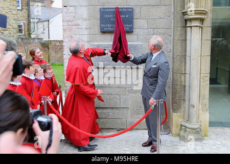 Der Prinz von Wales stellt eine Plakette, mit dem Dekan von Truro, Roger Busch, seinen Besuch in der Alten Schule an der Kathedrale von Truro Cathedral in Cornwall, wo er Gemeinschaft Gruppen und Unternehmen die Nutzung der neu renovierten Alten Kathedrale Schule zu gedenken. Stockfoto