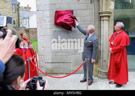 Der Prinz von Wales stellt eine Plakette, durch den Dekan von Truro, Roger Busch, blickte seinen Besuch in der Alten Schule an der Kathedrale von Truro Cathedral in Cornwall, wo er Gemeinschaft Gruppen und Unternehmen die Nutzung der neu renovierten Alten Kathedrale Schule zu gedenken. Stockfoto