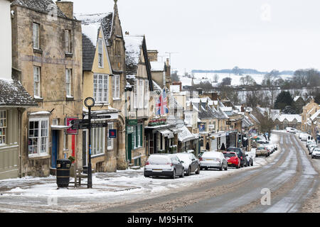 Burford High Street im Winter Schnee. Burford, Cotswolds, Oxfordshire, England Stockfoto