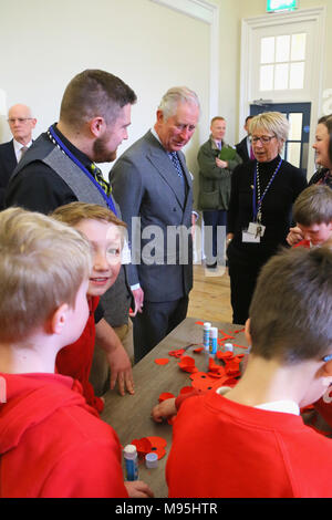 Der Prinz von Wales trifft sich Mitarbeiter und Kinder von Coads Grün Grundschule, bei einem Besuch in der Kathedrale von Truro in Cornwall, für kommunale Gruppen und Unternehmen die Nutzung der neu renovierten Alten Kathedrale Schule erfüllen. Stockfoto