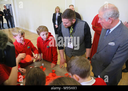 Der Prinz von Wales trifft sich Mitarbeiter und Kinder von Coads Grün Grundschule, bei einem Besuch in der Kathedrale von Truro in Cornwall, für kommunale Gruppen und Unternehmen die Nutzung der neu renovierten Alten Kathedrale Schule erfüllen. Stockfoto