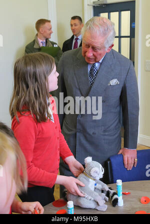 Der Prinz von Wales trifft sich Mitarbeiter und Kinder von Coads Grün Grundschule, bei einem Besuch in der Kathedrale von Truro in Cornwall, für kommunale Gruppen und Unternehmen die Nutzung der neu renovierten Alten Kathedrale Schule erfüllen. Stockfoto