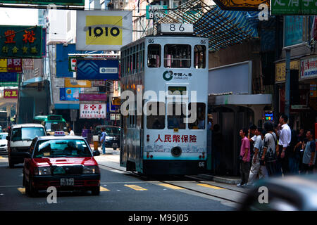 Eine ikonische doppelstöckigen Straßenbahn Bus in einer belebten Straße in der Innenstadt von Hong Kong, China Reisen Stockfoto