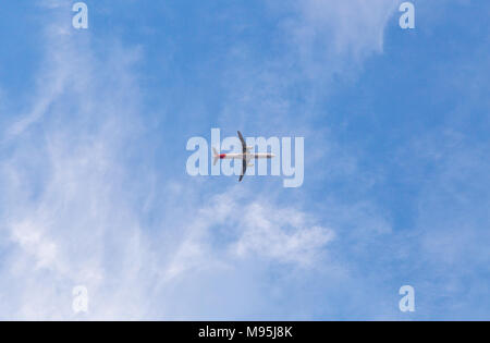 Flugzeug mit blauen Himmel. Low Angle Shot. Stockfoto