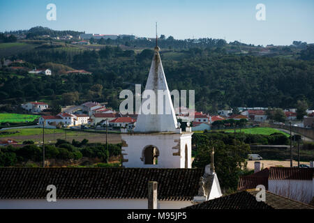 Anzeigen von Obidos Stadt und St. Mary's Church (Igreja de Santa Maria). Obidos, Portugal Stockfoto
