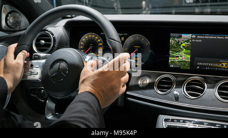 Genf, Schweiz - 7. MÄRZ 2018: Interieur dashboard Ansicht der neuen Mercedes-Benz E 300 Diesel Hybrid Auto auf dem 88. Genfer Automobilsalon Sh Stockfoto