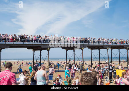 Die Leute an der Viktorianischen Saltburn Pier unter einem blauen Himmel im Sommer. Saltburn am Meer, North Yorkshire, England. Großbritannien Stockfoto