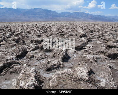 Badwater Basin (getrocknete Salz See) am Death Valley NP. - Nevada, USA Stockfoto