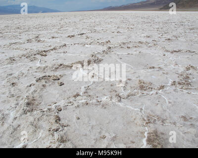 Badwater Basin (getrocknete Salz See) am Death Valley NP. - Nevada, USA. Stockfoto