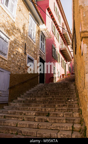 Nafplio, Griechenland - 30. April 2017: Treppe mit bunten Häuser in der Altstadt von Nafplio Stockfoto