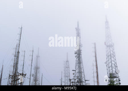 Telekommunikation Türme und Antennen im nebligen Hintergrund Stockfoto