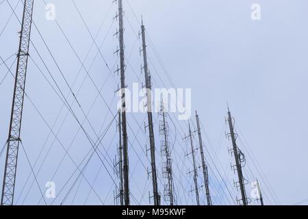 Telekommunikation Türme und Antennen im nebligen Hintergrund Stockfoto