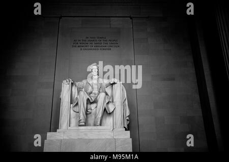 Licht beginnt in Memorial Building Lincoln's wie die Statue zu fallen erhält die letzten Sonnenstrahlen des Tages, Washington DC, USA Stockfoto