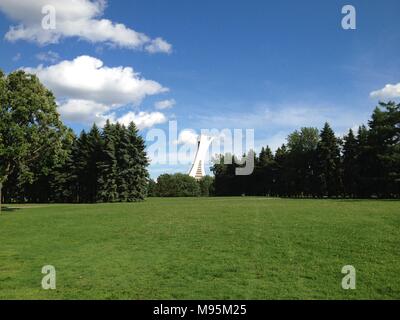 Montreal, QC - Kanada - 09. Juni 2013: Blick auf das Olympiastadion von Park Maisonneuve Stockfoto