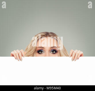 Business woman holding White Blank Board Papier Banner Hintergrund. Mädchen Nach Oben Stockfoto