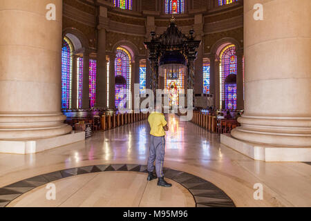 Ein Wachmann am Eingang der Basilika Unserer Lieben Frau des Friedens. Yamoussoukro, Côte d'Ivoire. Stockfoto