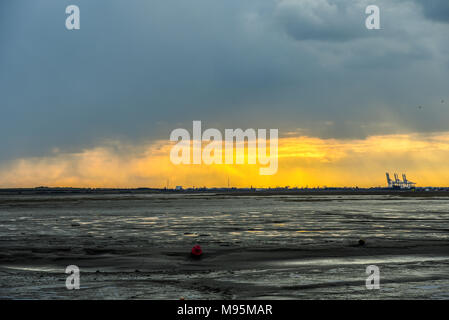 Sonnenuntergang hinter zwei Tree Island und Canvey Island aus Leigh-on-Sea, Essex mit DP World London Gateway port Krane Stockfoto