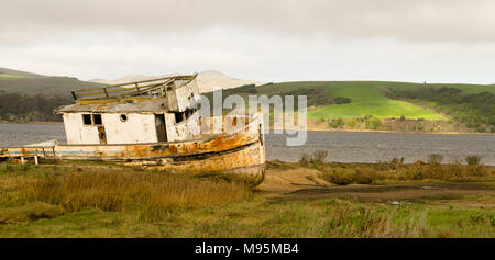 Eine alte Strände Yacht legen verrotten in Point Reyes in Kalifornien vergessen Stockfoto