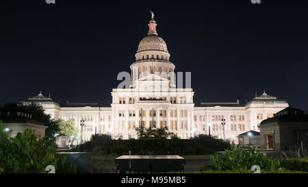 Die Architektur des Gebäudes zeichnet sich von der Pole Beleuchtung auf das Texas State Capital übertragen Stockfoto