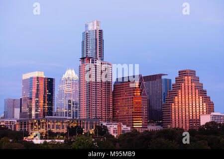 Austin Texas U-Bahn in die Stadt leuchten Gebäude Riverside Drive Colorado River Waterfront Stockfoto