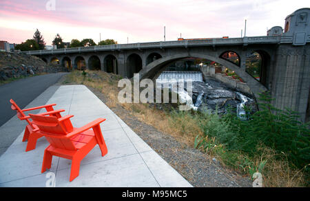 Rock fällt und fließenden Fluss schneidet durch Spokane Washington unter der Monroe Street Bridge Stockfoto