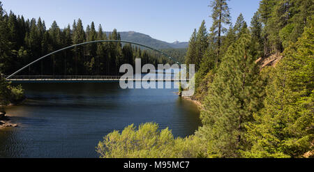Einen Fußgängerweg gebaut wurde, den See Siskiyou Behälter Kreuzung in Nordkalifornien Stockfoto