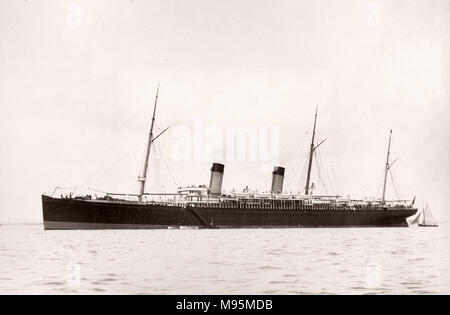 1889 Foto-RMS Teutonic - aus einem Album der Bilder im Zusammenhang mit der Einführung des Schiffes, die von Harland und Wolff in Belfast gebaut wurde, für die White Star Line - später Bekanntheit zu erreichen, da der Inhaber der Titanic. Das Album zeigt das Innere des Schiffes, Mitglied der Besatzung, Kreuzfahrten, inklusive einem Besuch an Bord durch den Deutschen Kaiser und den Prinzen von Wales, sowie viele Bilder von anderen Besuchern. Dieses Bild - Germanische bei Spithead Stockfoto